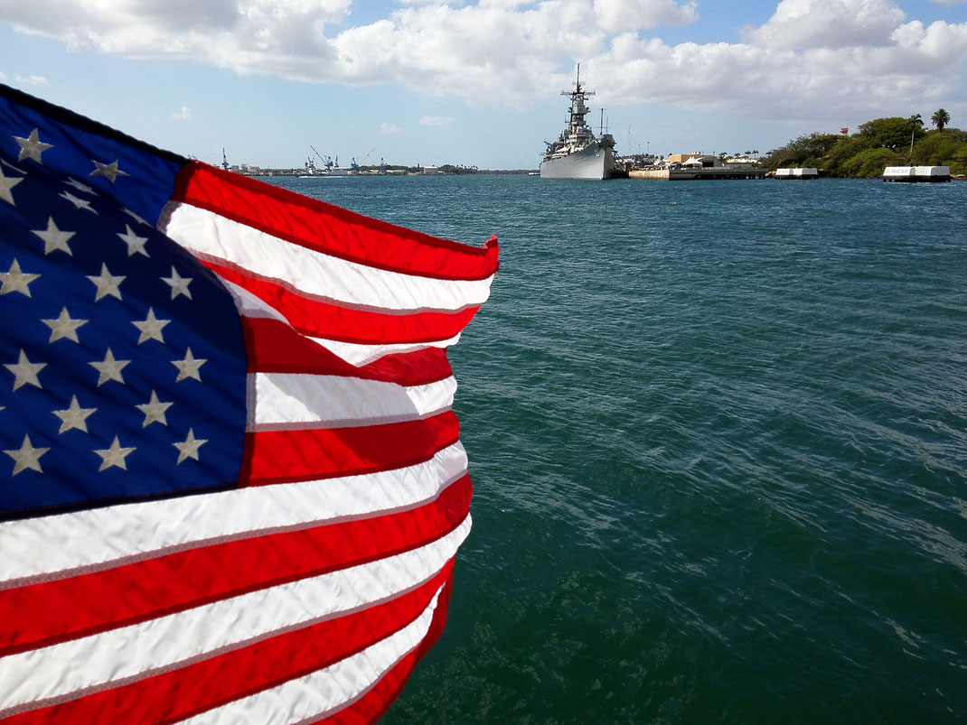 Pearl Harbor, im Hintergrund die Missouri. Auf diesem Schlachtschiff wurde 1945 der Waffenstillstand zwischen Japan und den USA unterzeichnet.