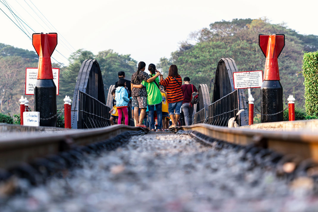 Brücke der Todeseisenbahn in Kanchanaburi. Touristen stehen und schauen