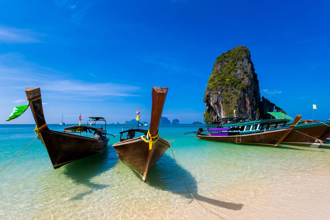 Longtailboote fahren in Thailand auf dem Meer, Flüssen und Seen. Einige sind jedesmal schwer beladen, mit Koffern, Rucksäcken und ganzen Reisegruppen an Bord. Oder auch mit ein paar rostigen Mopeds. 