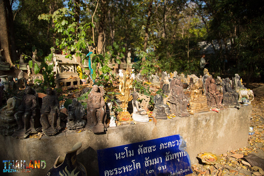 Buddhistische Figuren im Wat Umong