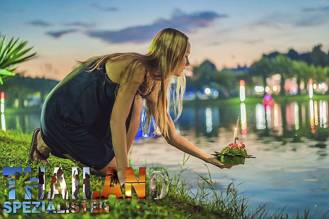 Ein selbstgemachtes Krathong wird zu Wasser gelassen