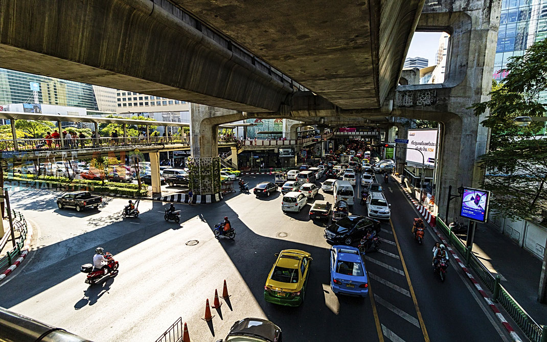 Unter der BTS in Bangkok, Strassenverkehr mit Taxis