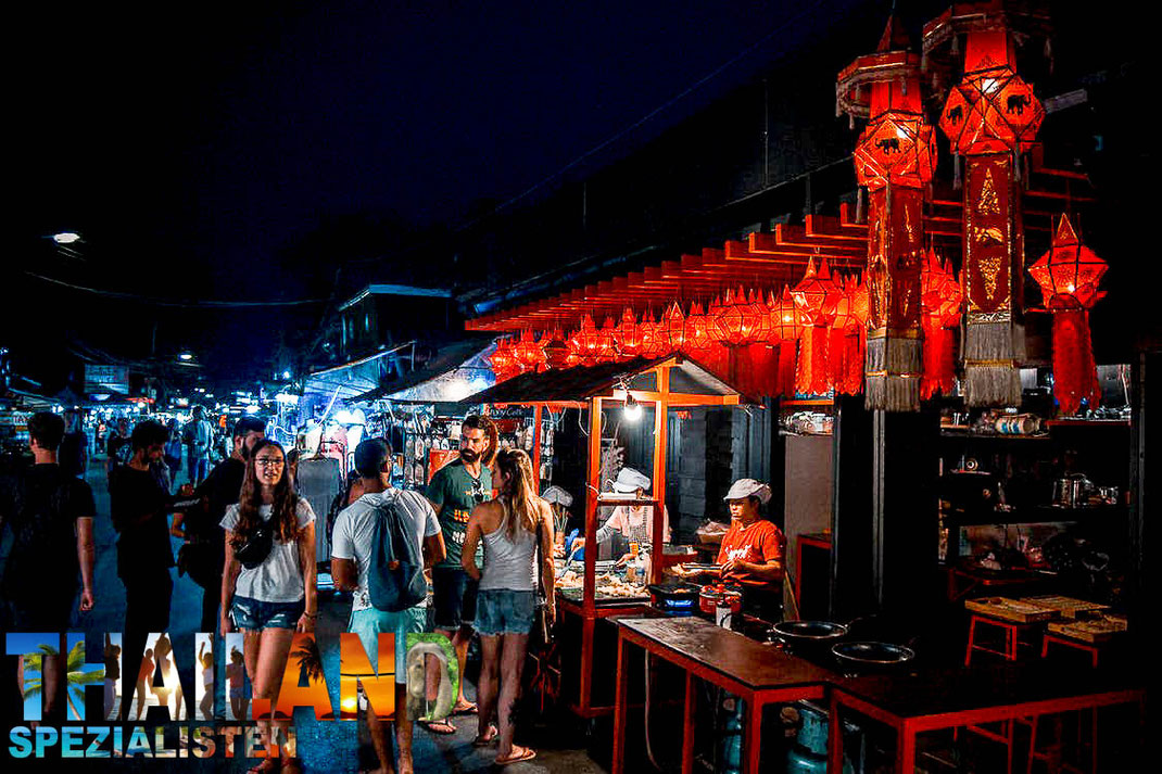 Backpacker-Reisende in der Walkingstreet, Pai
