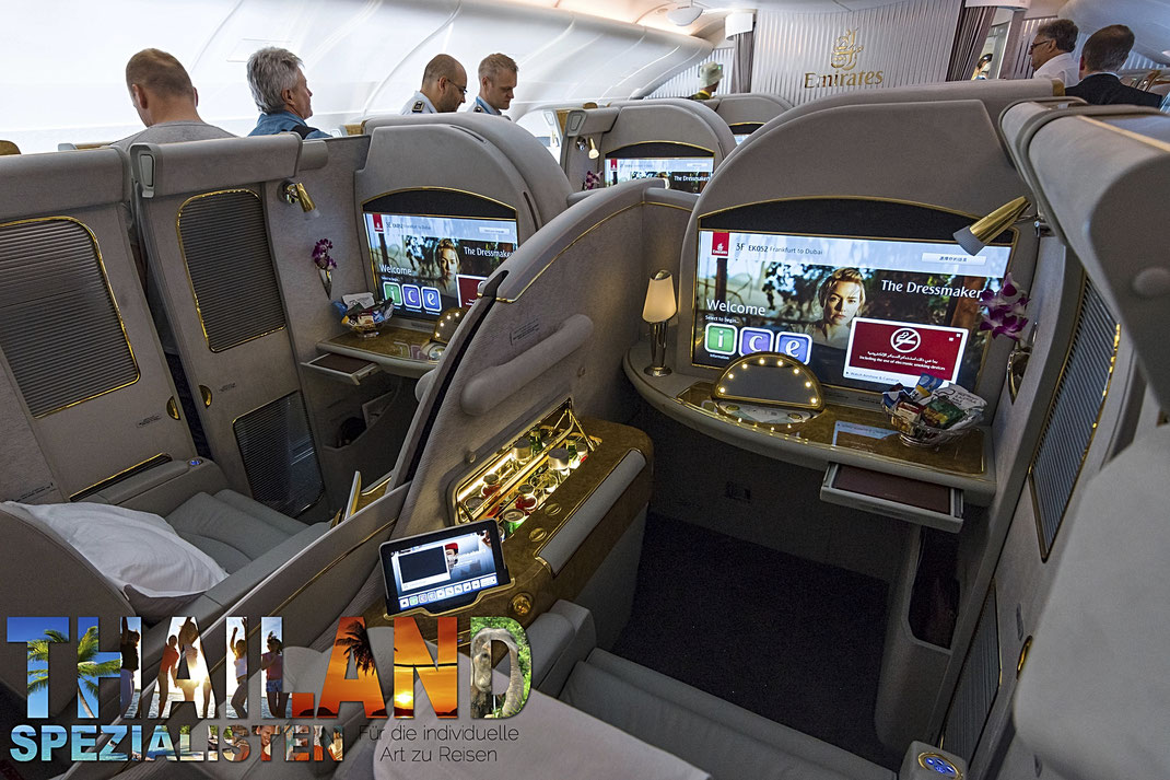 Emirates (Iata-Code_ EK) auf dem Flug nach Bangkok in der First-class