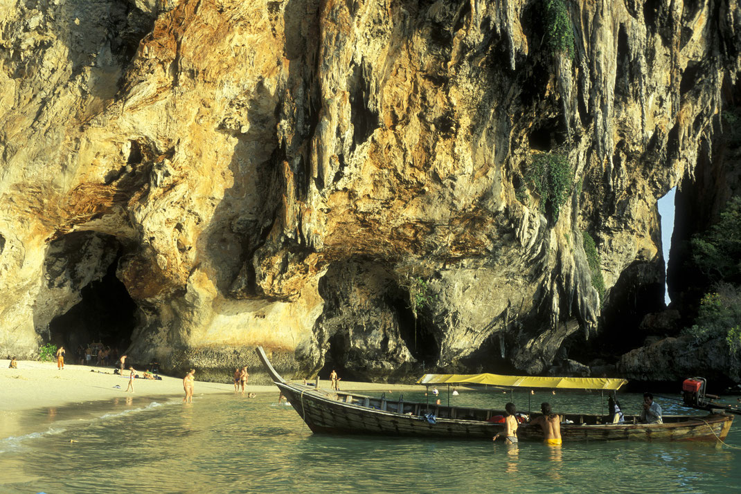 Auf der Phranang Cave Bay kann der Reisende ideal, schwimmen, Kajak fahren, Volleyball und Fußball spielen.