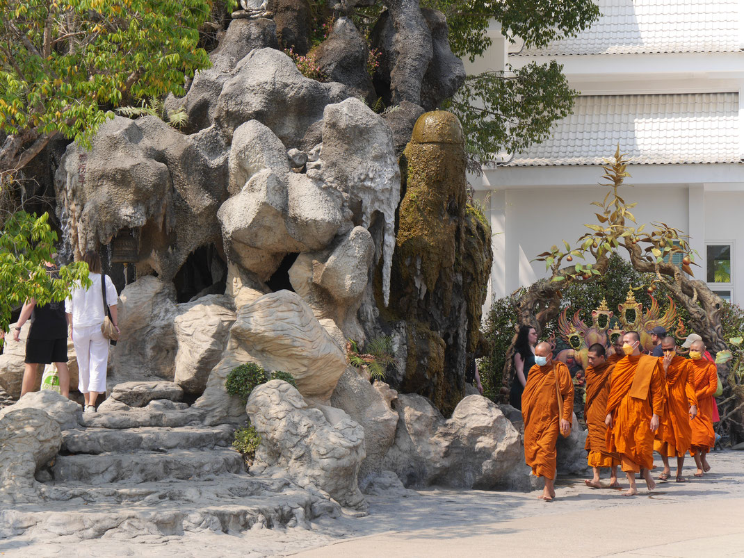 Eine Gruppe von Mönchen besucht den entstandenen Brunnen, der hier in Teilen zu sehen ist... Chiang Rai, Thailand (Foto Jörg Schwarz)