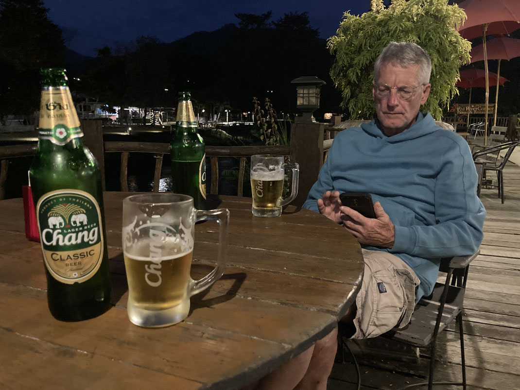 Ein Abschiedsbierchen am Abend am Pai River... Pai, Thailand (Foto Jörg Schwarz)