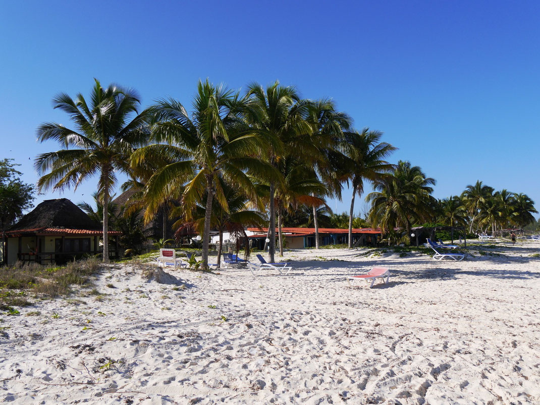 Blick auf den Restaurant- und Barbereich des einzigen Hotels auf der Insel (Foto Jörg Schwarz)