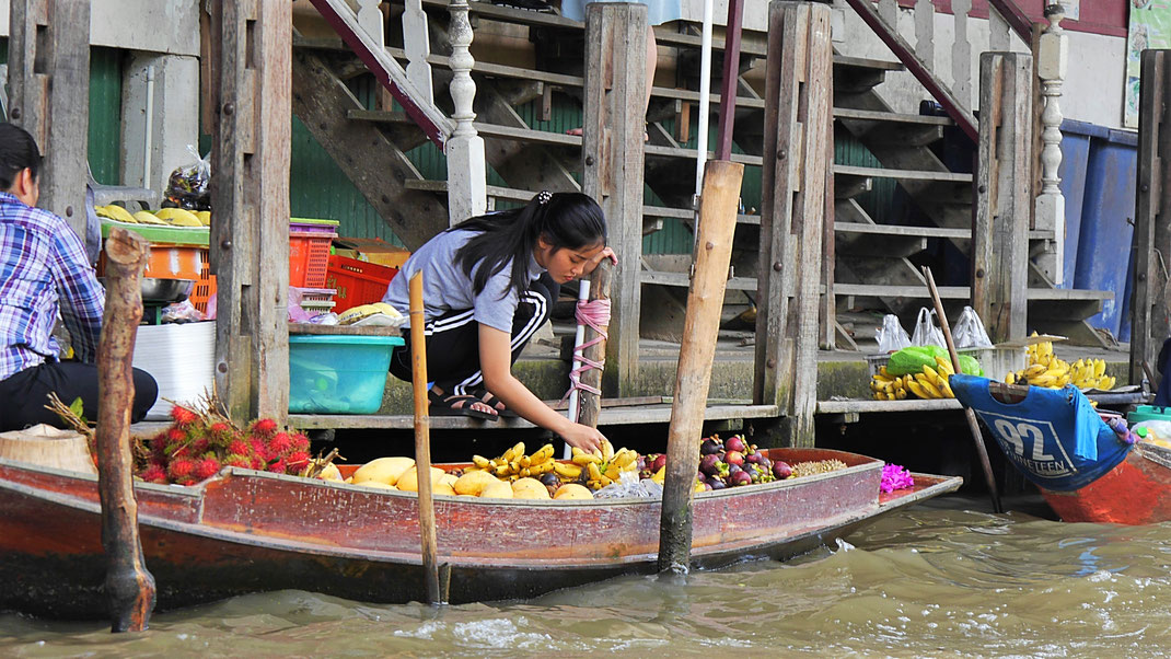 Marktgeschehen in Damnoen Saduak, Thailand (Foto Jörg Schwarz)