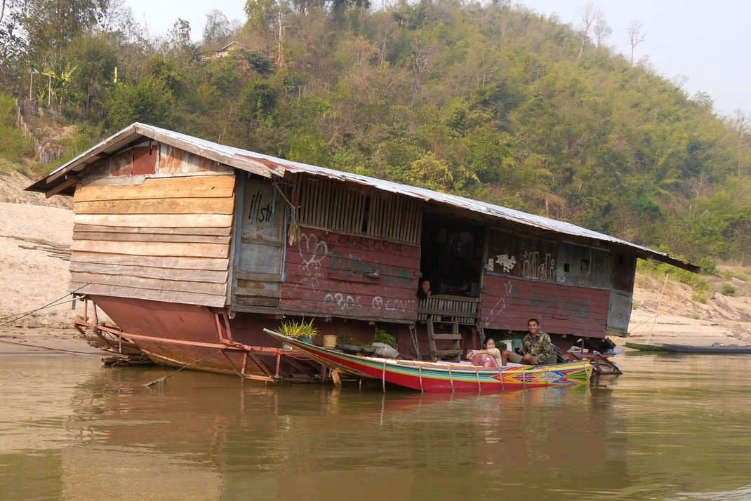 Hier und da halten wir am Ufer und setzen - zumeist Einheimische Reisende - ab, Mekong, Laos (Foto Jörg Schwarz)