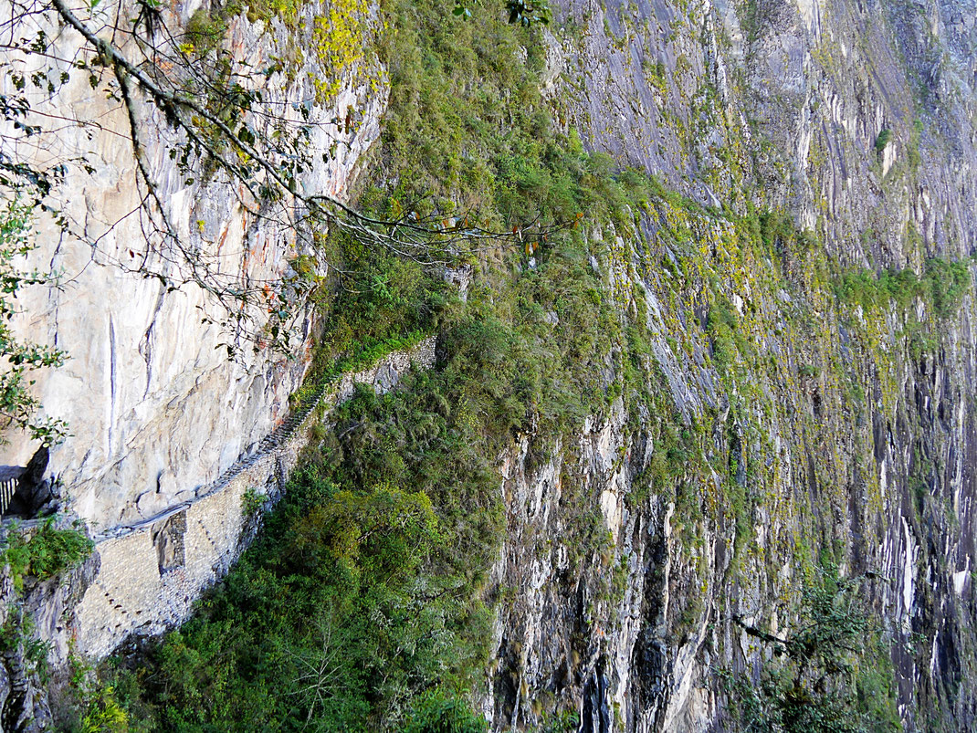 Das da, unten links, ist die Brücke - aber schaut auf den heute zugewachsenen Weg im weiteren Verlauf... Machu Picchu, Peru (Foto Jörg Schwarz)