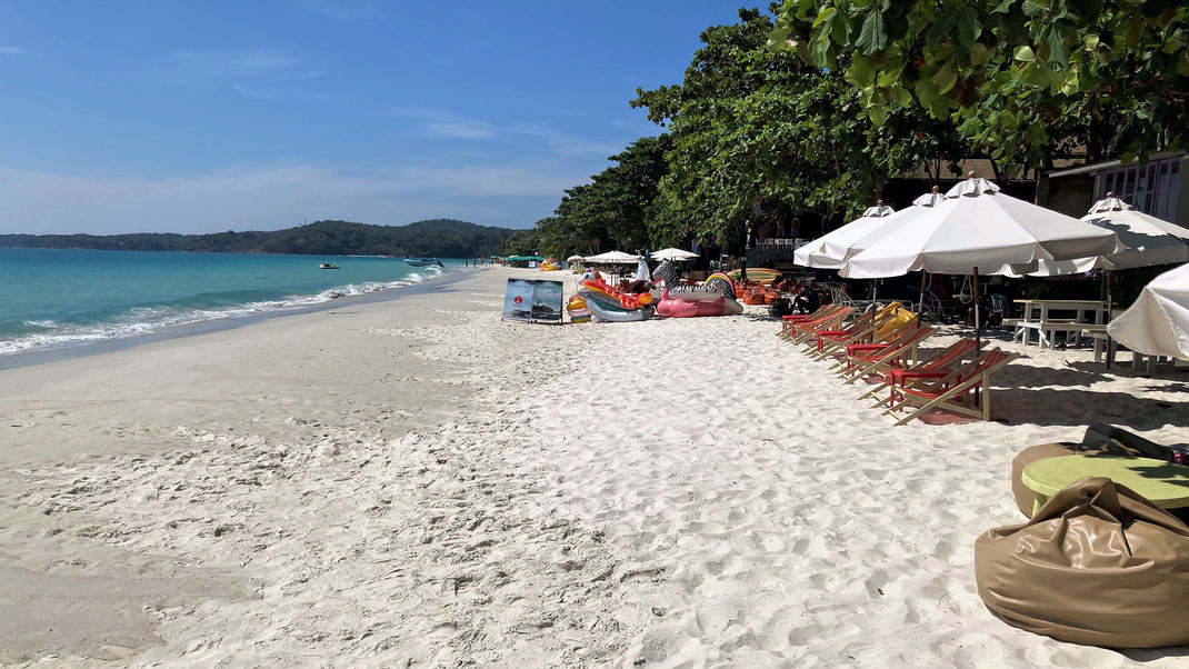 Der "Diamond Beach" - Ao Sai Kaew - der zwar früher doppelt so breit war, aber noch immer eine Sensation ist, ist derzeit menschenleer! Ao Sai Kaew, Koh Samet, Thailand (Foto Jörg Schwarz)
