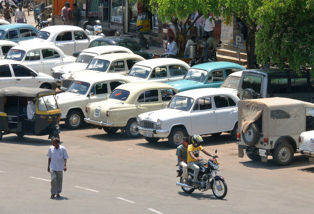 Fortbewegung in Indien gehört zu den großen Abenteuern dieses Landes - hier der Ambassador, der frühere indische Mercedes  (Foto Jörg Schwarz)