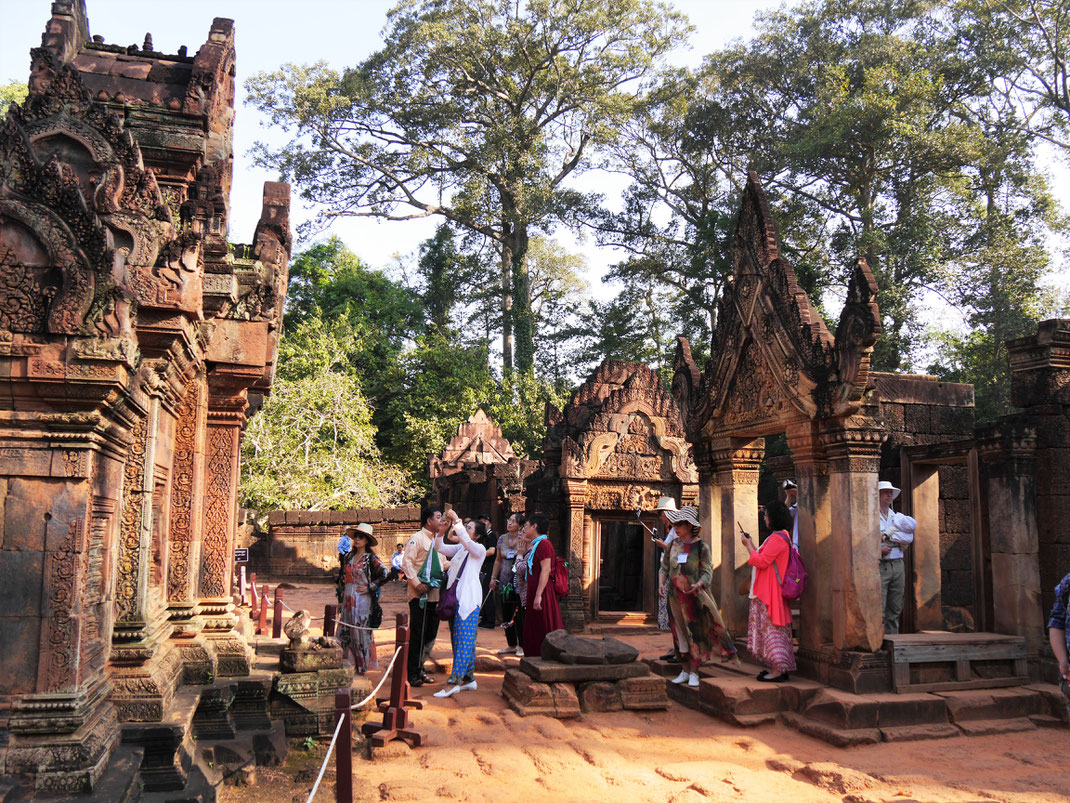 Natürlich hat sich die Güte dieses Tempelkomplexes längst auch bis nach China herumgesprochen... Banteay Srei, Kambodscha (Foto Jörg Schwarz)