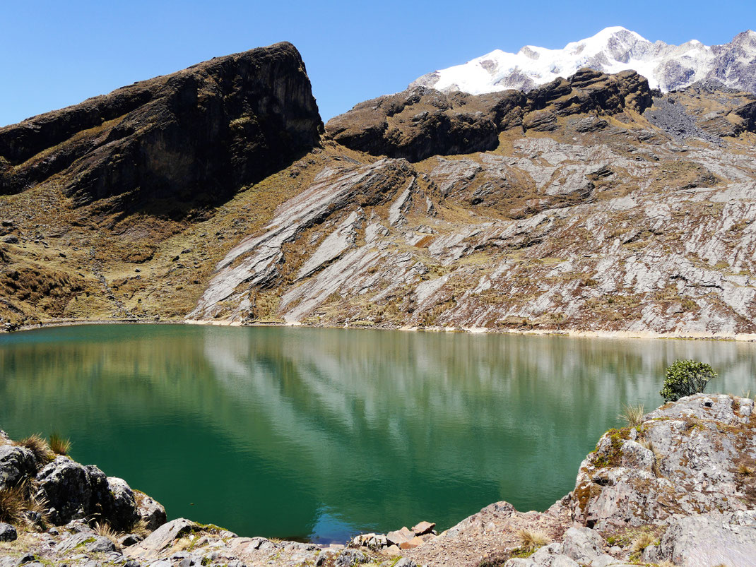 Eines der zahlreichen Trekkingziele der Umgebung: Die Laguna Chillata zu Füßen des Giganten Illampu... Bei Sorata, Bolivien (Foto Jörg Schwarz)