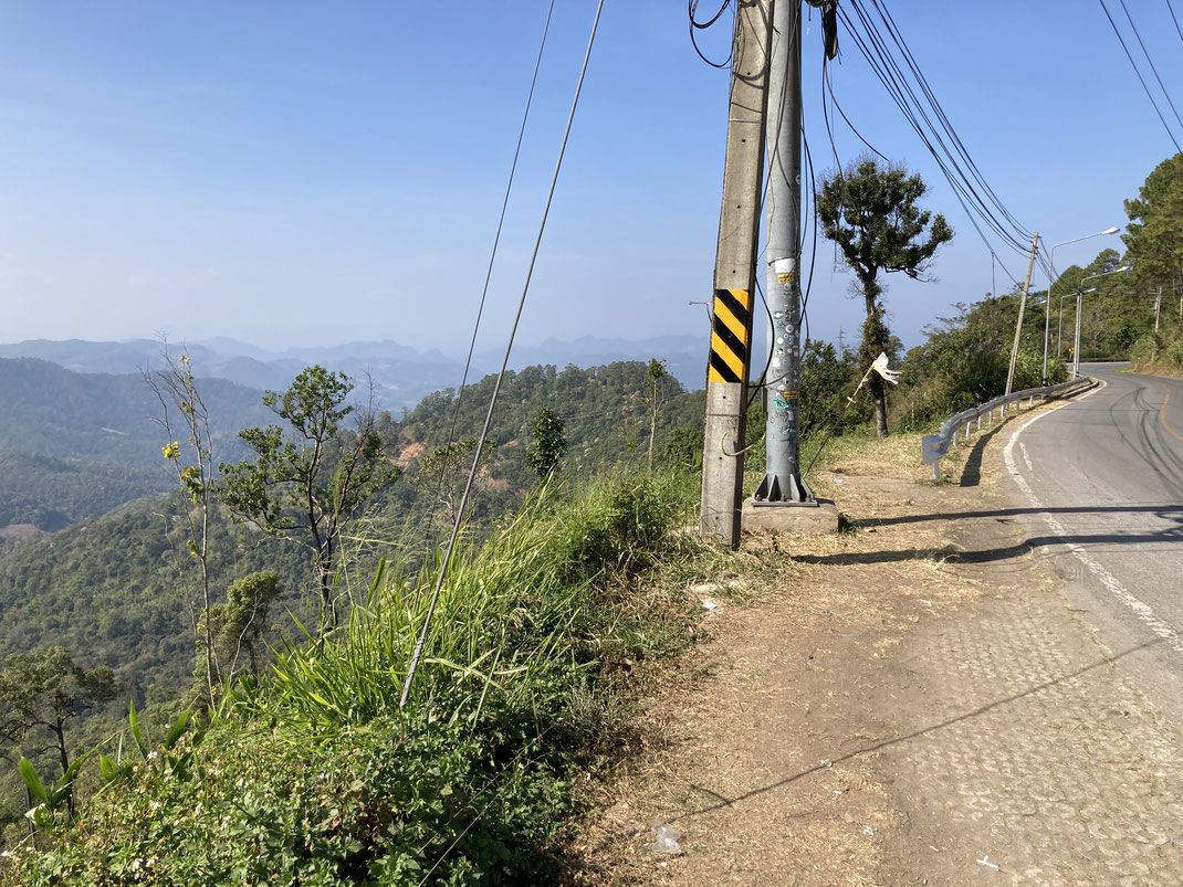 Am Gipfelpunkt in Richtung Soppong, Soppong, Thailand (Foto Jörg Schwarz)