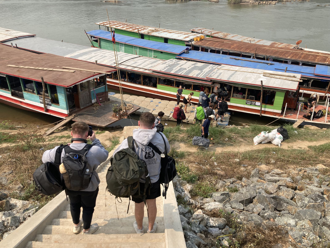 Noch ahnen wir beim Blick auf unser Boot noch nicht, dass es schon voll ist... Houay Xai, Laos (Foto Jörg Schwarz)