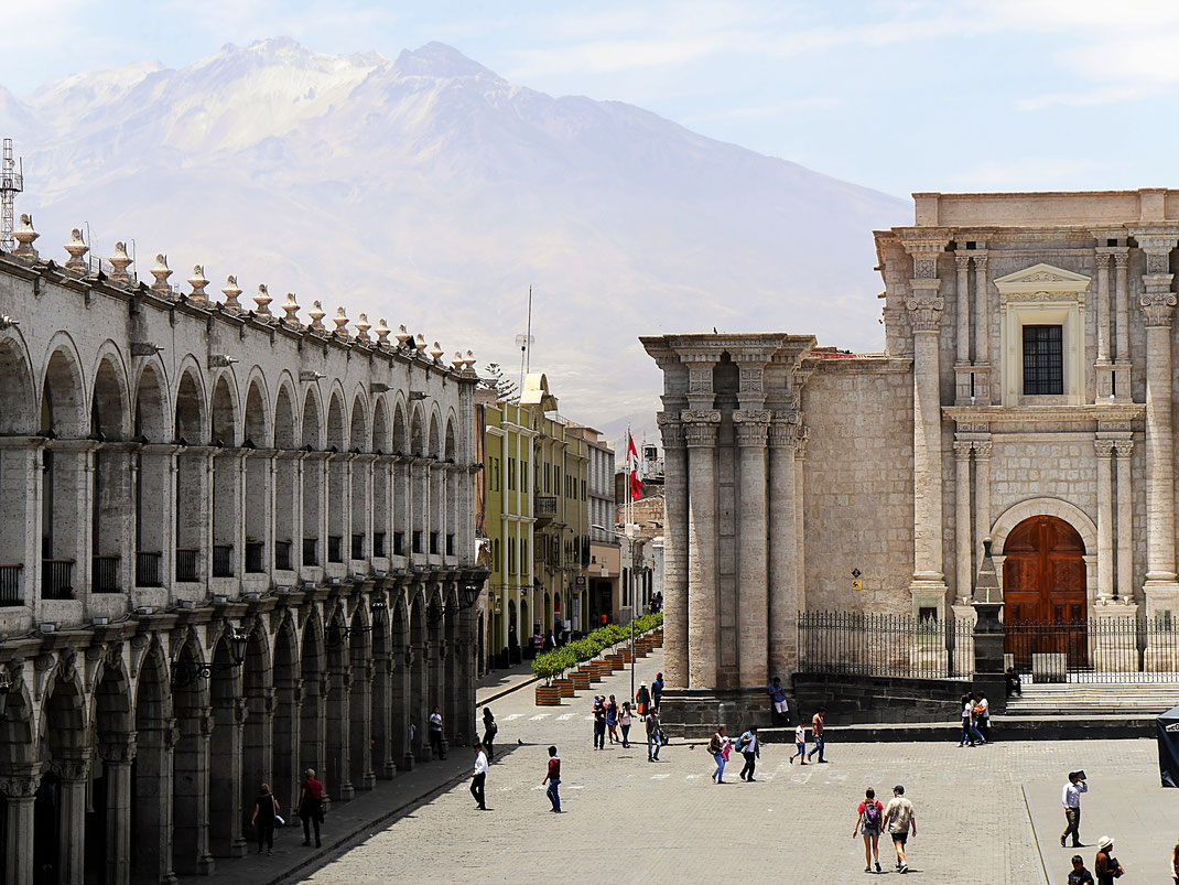 Blick aus der zweiten Etage auf Plaza de Armas und Vulkan Chachani (6.075 m), Arequipa, Peru (Foto Jörg Schwarz)