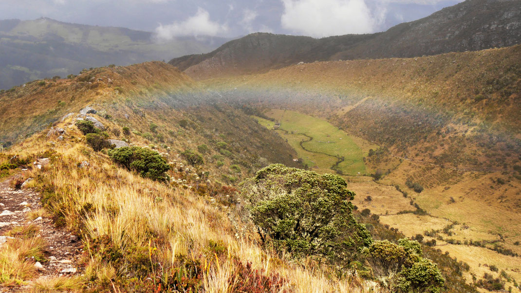 In der diesigen Luft entstehen immer wieder mal Regenbögen in der Landschaft, Páramo de Ocetá, bei Monguí, Kolumbien (Foto Jörg Schwarz)