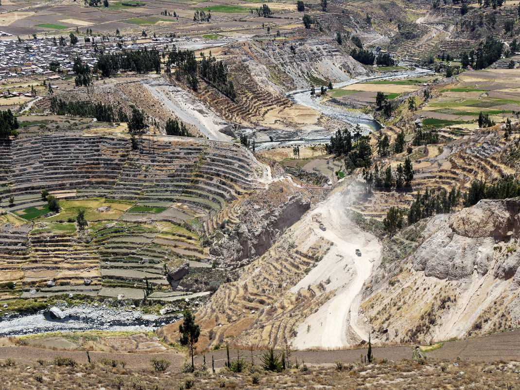 Schluchten, Terrassen, immer wieder einschneidende Flüsse, Chivay, Peru (Foto Jörg Schwarz)