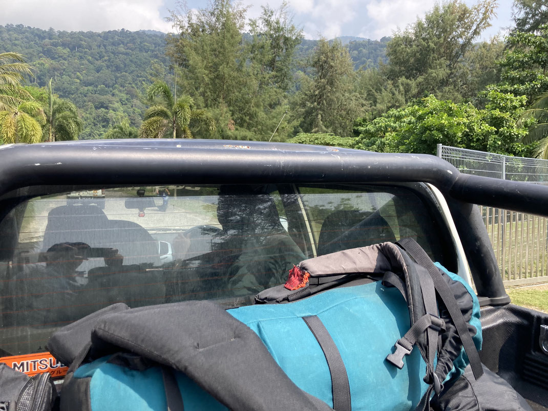 Nicht nur das Gepäck - hier mein 30 Jahre alter, (beinahe) unzerstörbarer Rucksack -, auch wir sitzen hinten drauf... Pulau Tioman, Malaysia (Foto Jörg Schwarz)