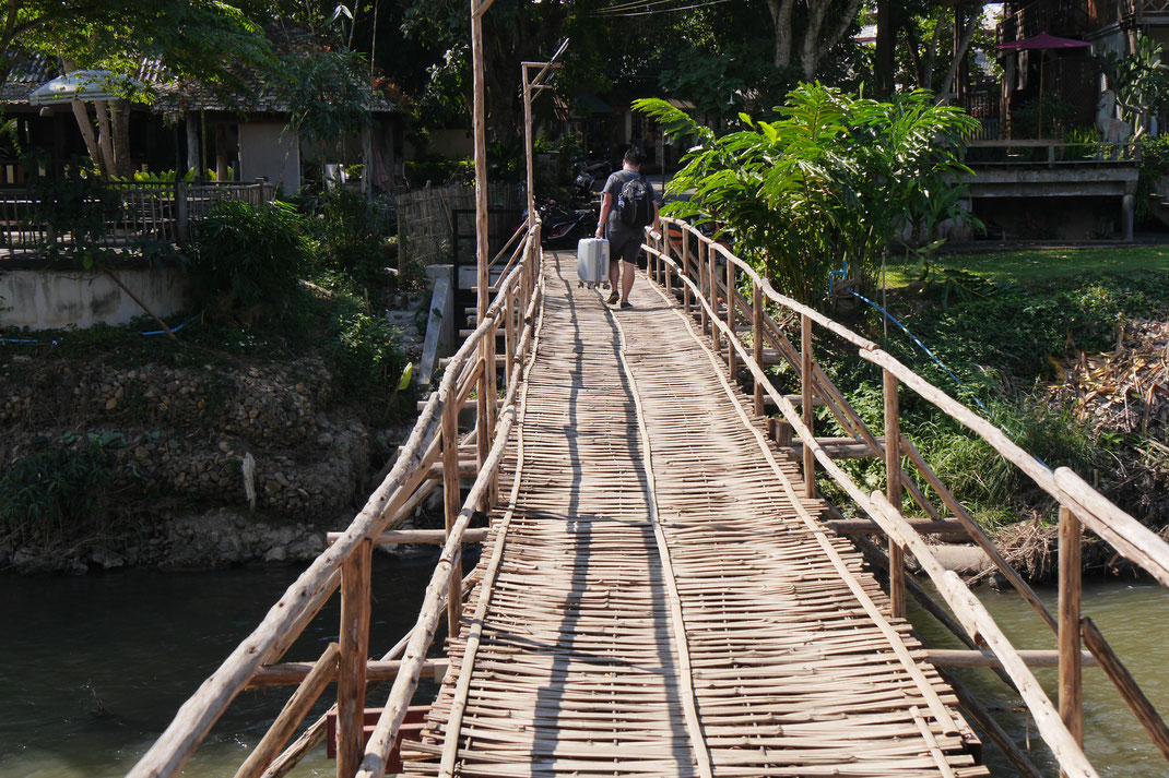 Richtig chillig wird es aber erst auf der anderen Seite des Flusses, der durch diese Bambusbrücken überquert werden kann... Pai, Thailand (Foto Jörg Schwarz)