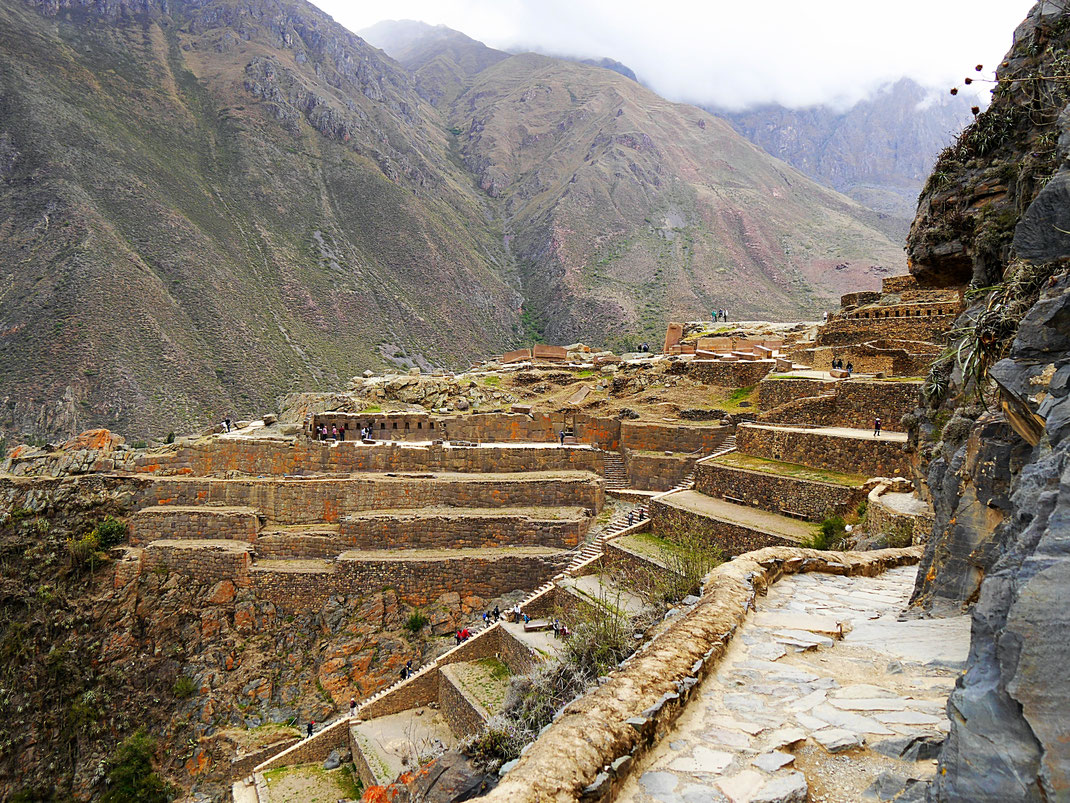 "Das Bollwerk" im leichten Nieselregen, Ollantaytambo, Peru (Foto Jörg Schwarz)