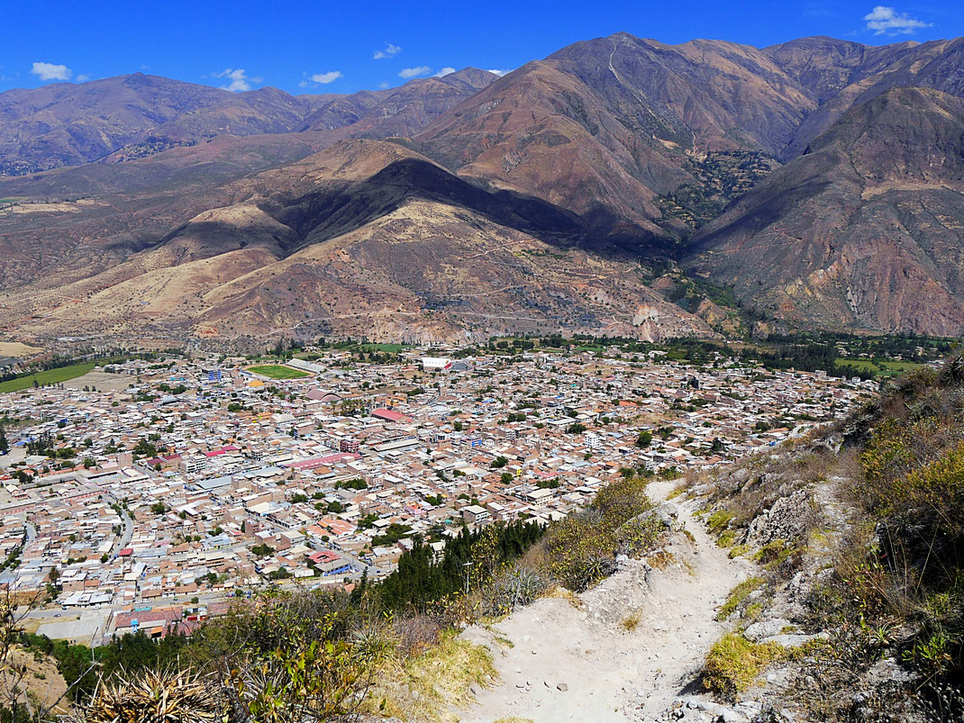 Fantastische Ausblicke auf die Dächer der Stadt und die dahinter liegende Cordillera Negra, Caraz, Peru (Foto Jörg Schwarz)