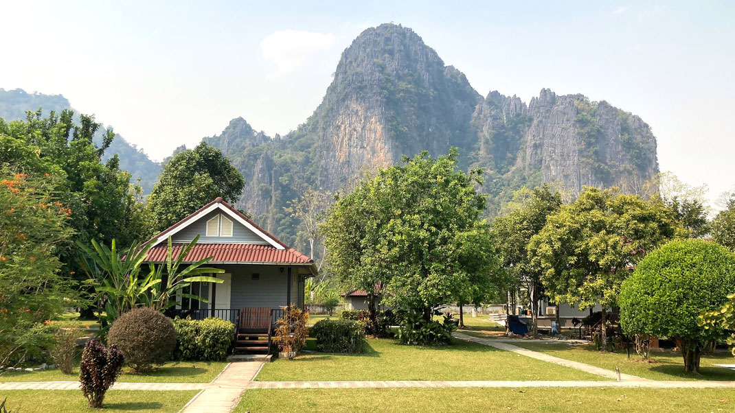 Blick auf den wundervollen Garten der Bearlin Bungalows... Vang Vieng, Laos (Foto Jörg Schwarz)