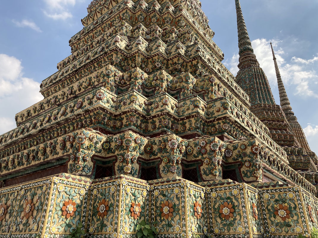 Unheimlich schön sind auch die Verzierungen an den Chedis des Tempelkomplexes, Wat Pho, Bangkok, Thailand (Foto Jörg Schwarz)