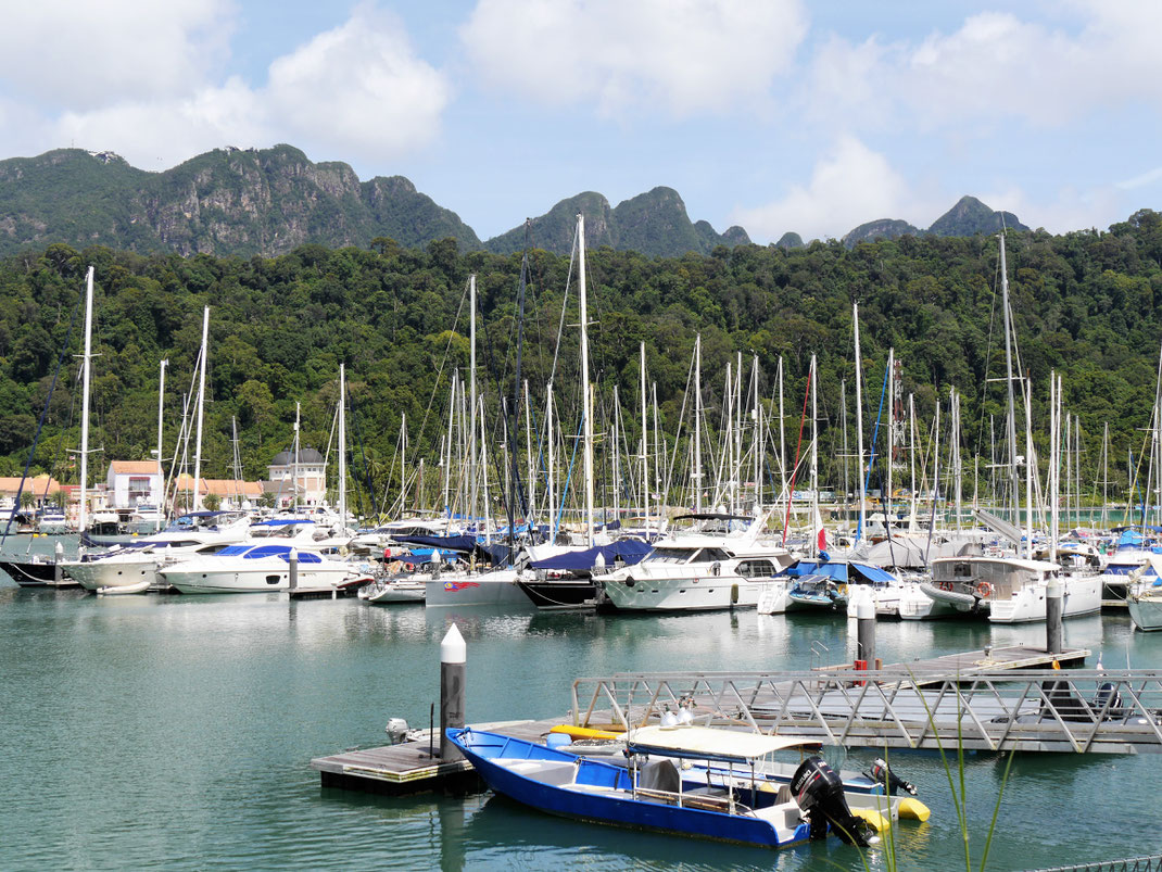 Über einen Yachthafen hinweg sieht man im Hintergrund den Gunung Mat Cincang und den Geoforest Park, Langkawi, Malaysia (Foto Jörg Schwarz)