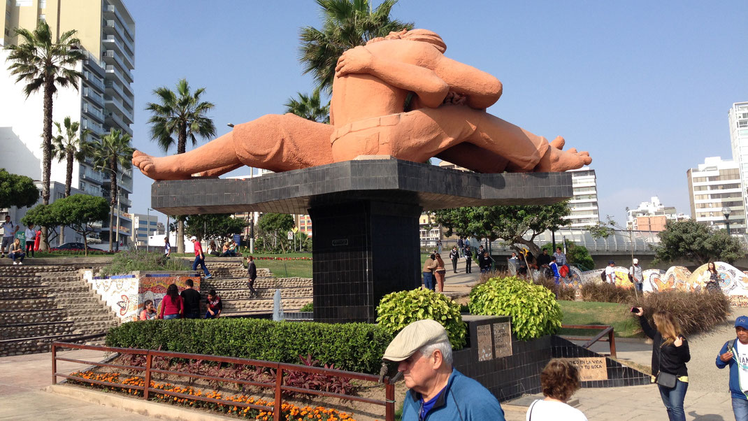 Die Küssenden im Parque del Amor, Miraflores, Lima (Foto Jörg Schwarz)