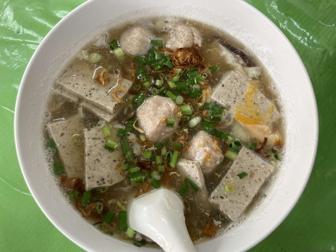 Wir erfreuen uns in Bangkok an einer Neuentdeckung: Eine geniale Suppe aus dem Khun Daeng's Vietnamese Noodle House - dem kulinarischen Publikumsliebling des Jahres 2022! Direkt neben unserem Hotel... Zum Hinknien! Bangkok, Thailand (Foto Jörg Schwarz)