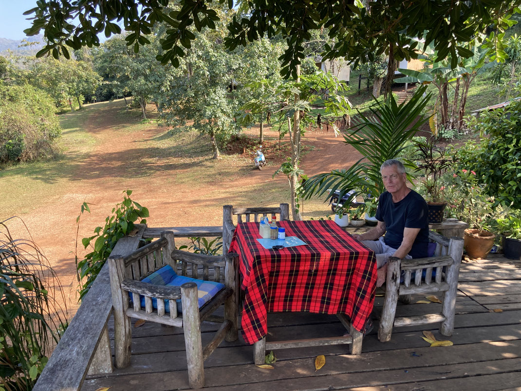 Selbstverständlich fühlt sich auch Dieter hier sofort wohl: Jungle Guesthouse, Soppong, Thailand (Foto Jörg Schwarz)