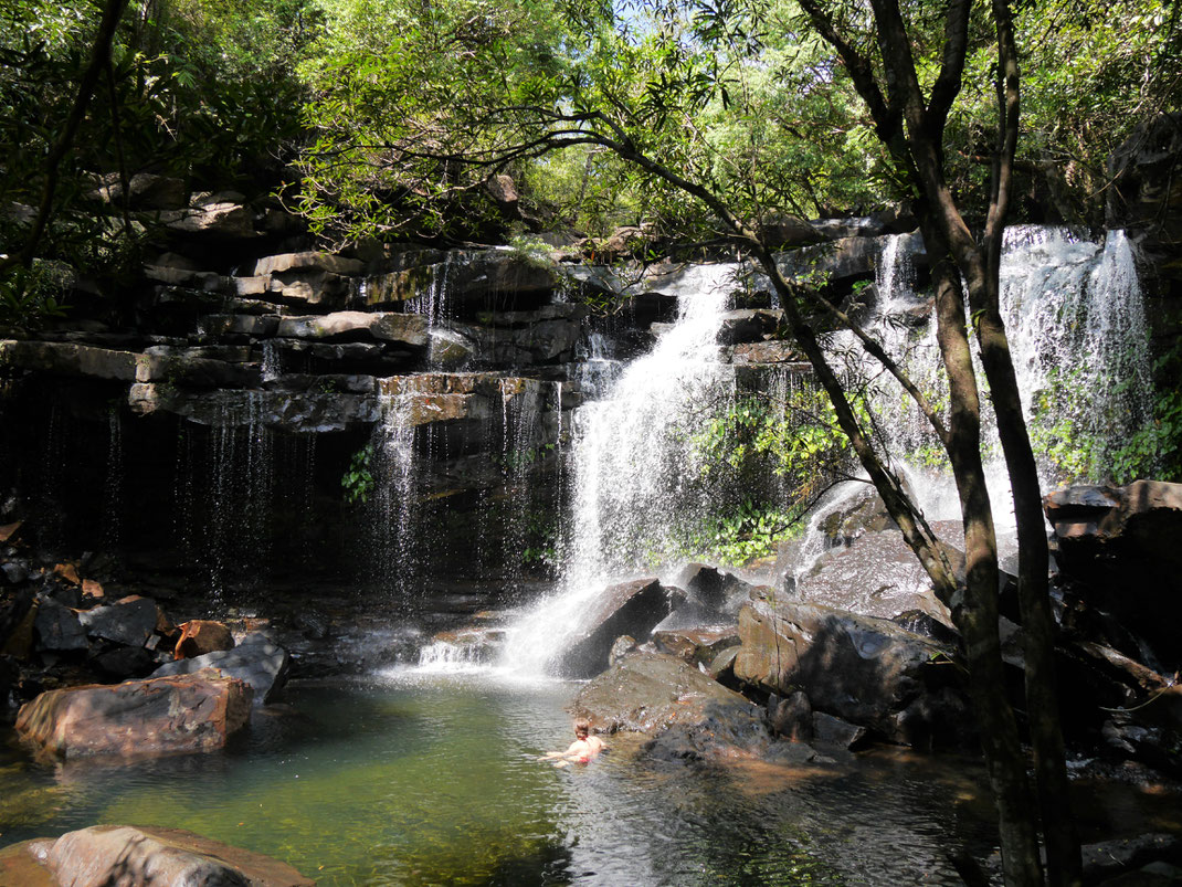 Ein wundervoller Wasserfall sorgt für einen herrlich erfrischenden Pool in optisch eindrucksvoller Umgebung, bei Koh Kong, Kambodscha (Foto Jörg Schwarz)