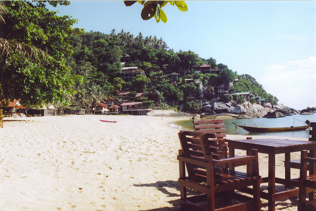 Alles was das Thailandfeeling ausmacht - ein Strand, einfache Hütten, gutes Essen und relaxte Athmosphäre (Foto Jörg Schwarz)