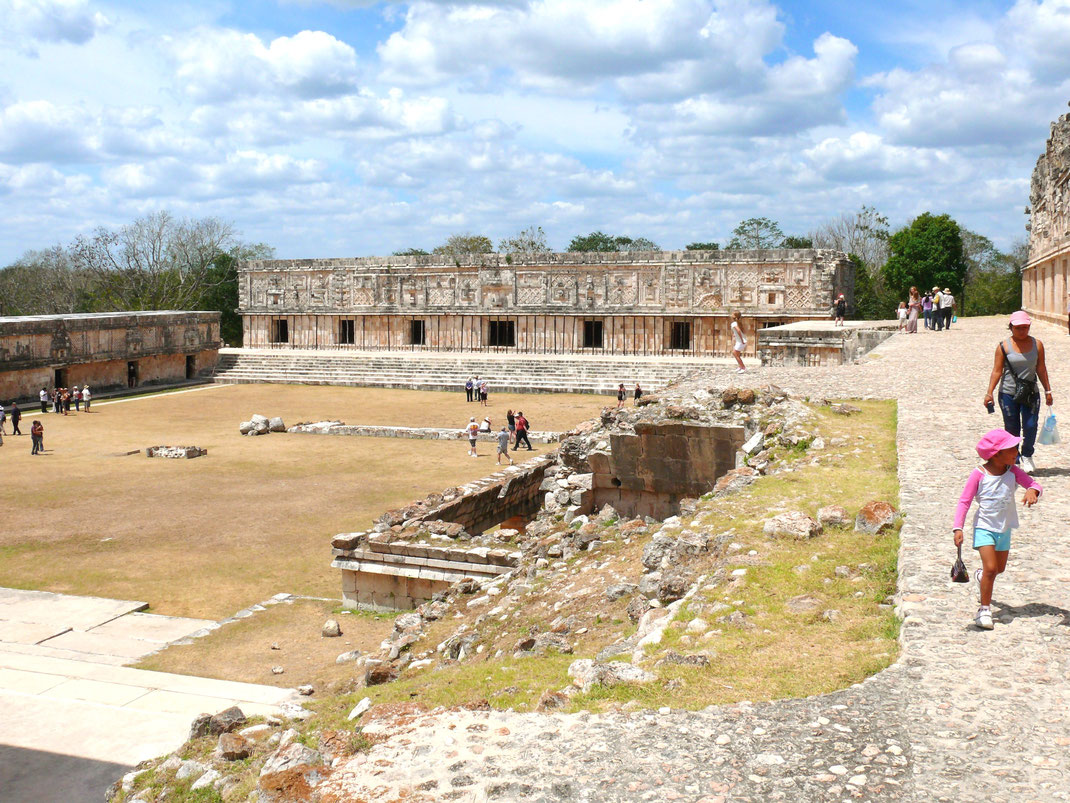 Blick auf die beeindruckende Cuadrángulo de las Monjas, die von Archäologen mal als Palastkomplex, mal als Militärakademie bezeichnet wird (Foto Jörg Schwarz)