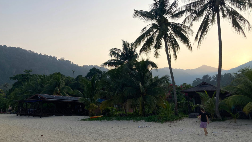 Wenn die Sonne hinter den Bergen der Insel verschwindet... Juara Beach, Tioman Island, Malaysia (Foto Jörg Schwarz) 