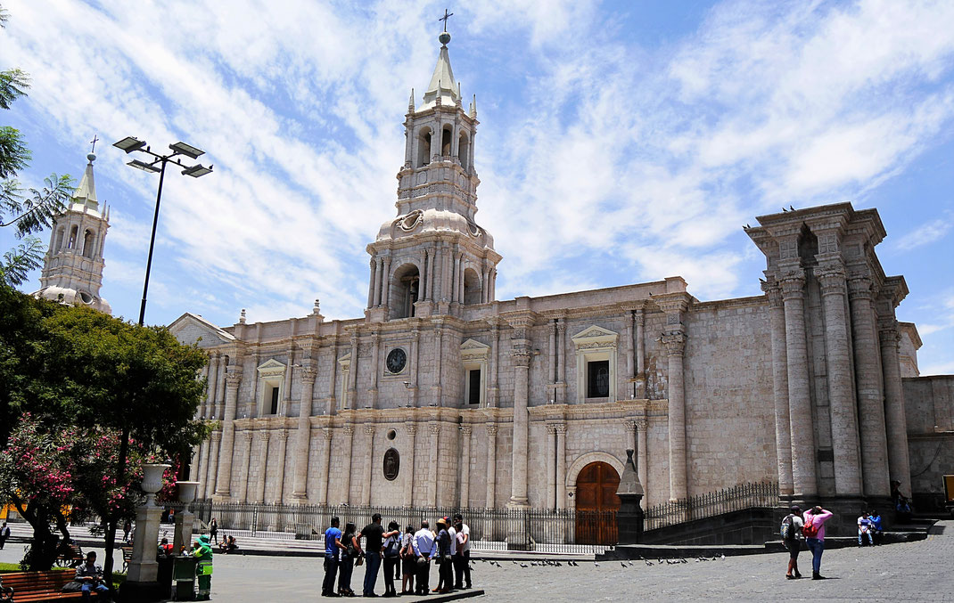 Nur eine Seite der riesigen Kathedrale... Arequipa, Peru (Foto Jörg Schwarz)