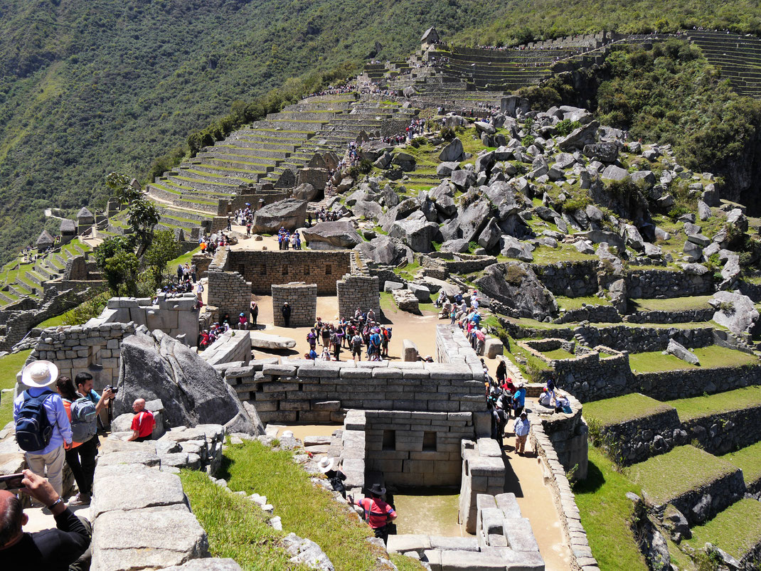 Der Blick geht zurück - u.a. auf die Heilige Plaza, Machu Picchu, Peru (Foto Jörg Schwarz)