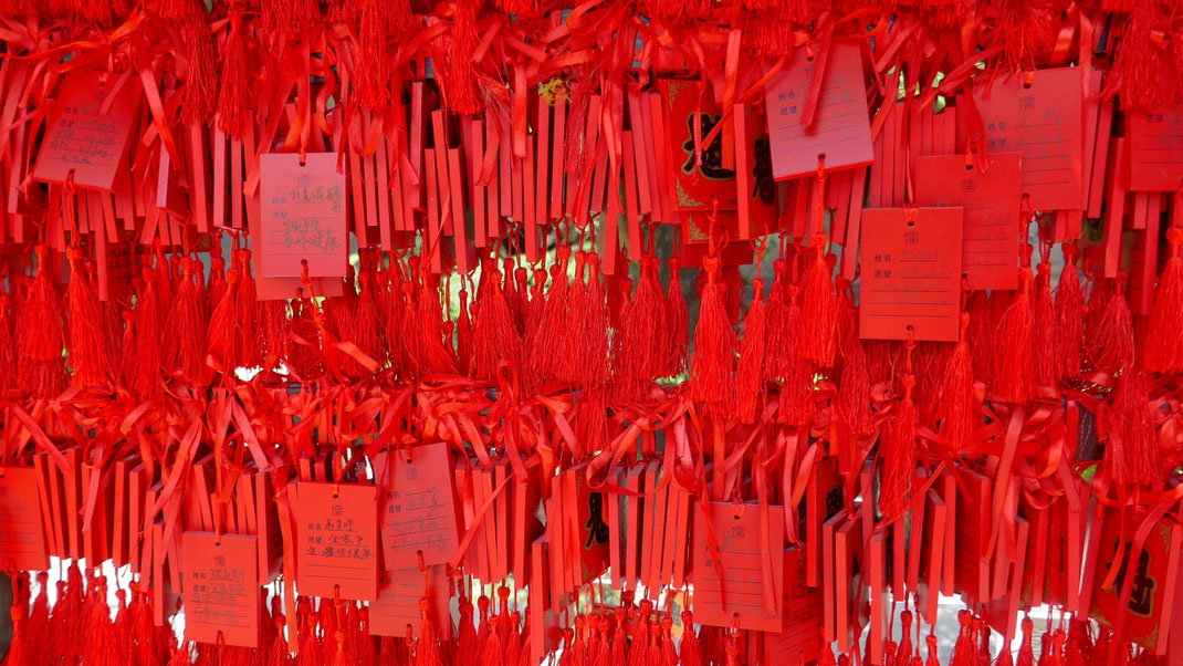 Wer auch am Ende der Reise noch Wünsche offen hat, der möge sich seinen Traum erfüllen...  Wünsche in Rot, China (Foto Reinhard Helle)