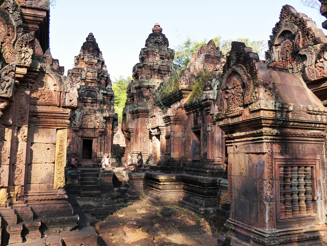 Ein wahnsinnig schönes Ensemble von kleinen Tempelchen, rechts das Zentralheiligtum, Banteay Srei, Kambodscha (Foto Jörg Schwarz)