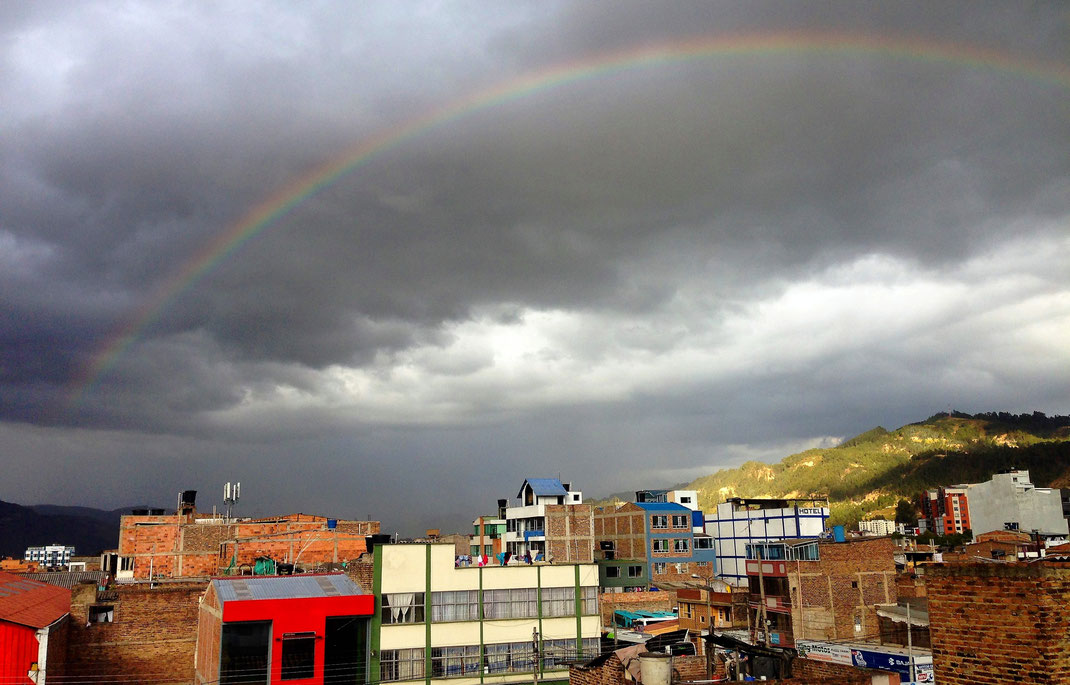 Bei Ankunft kein schönes Wetter - aber ein wunderbarer Regenbogen aus dem Fenster unserer Unterkunft, Sogamoso, Kolumbien (Foto Jörg Schwarz)