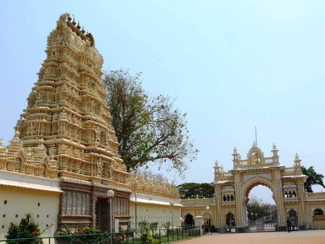 Der Shweta Varaha Swamy Devasthanam-Tempel und das Eingangstor zum Maharadscha-Palast  (Foto Jörg Schwarz)