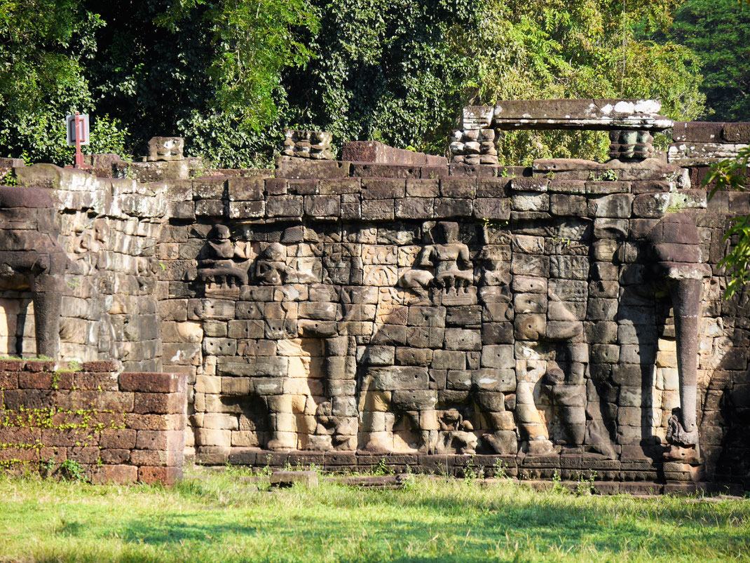 Seitansicht der Terrasse der Elefanten, Angkor Thom, Kambodscha (Foto Jörg Schwarz)