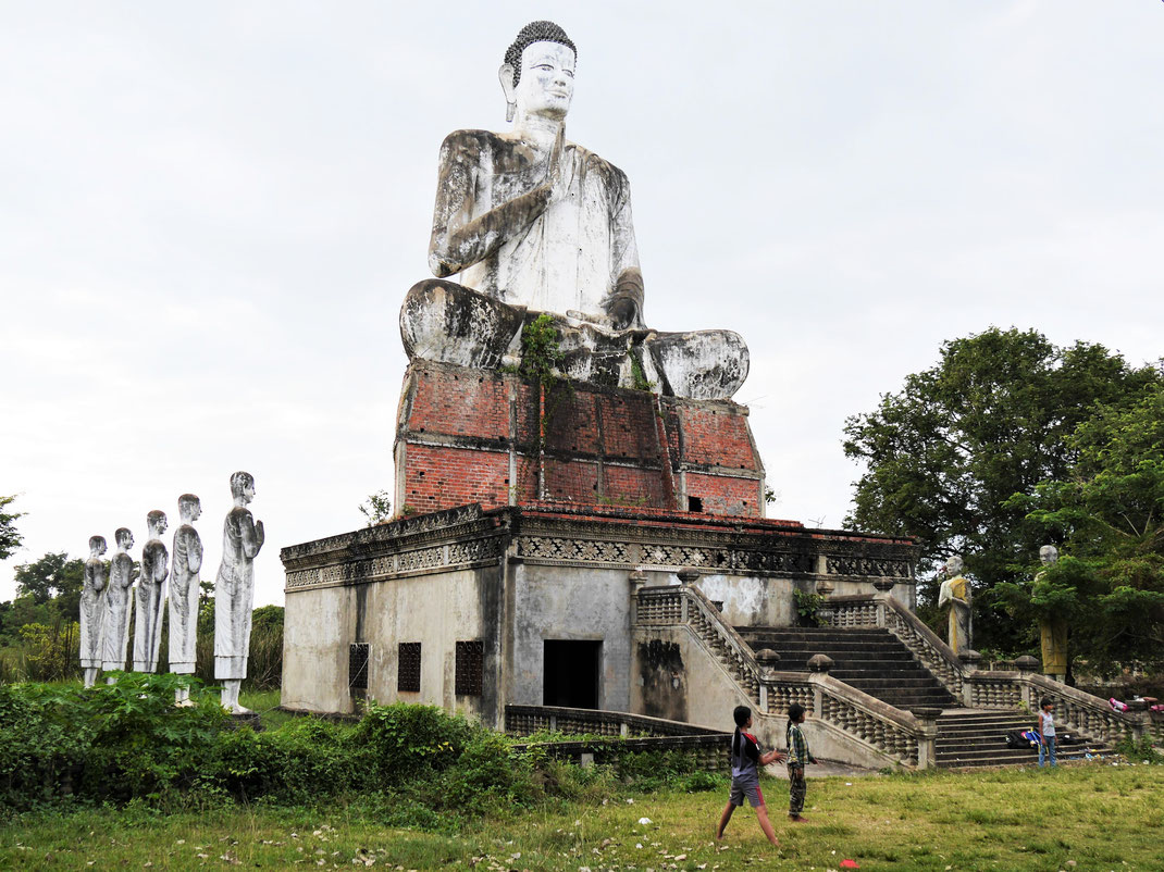 Der markante, große sitzende Buddha soll seit Jahren abgerissen werden - heute Zeuge eines Fussballspiels, bei Battambang, Kambodscha (Foto Jörg Schwarz)