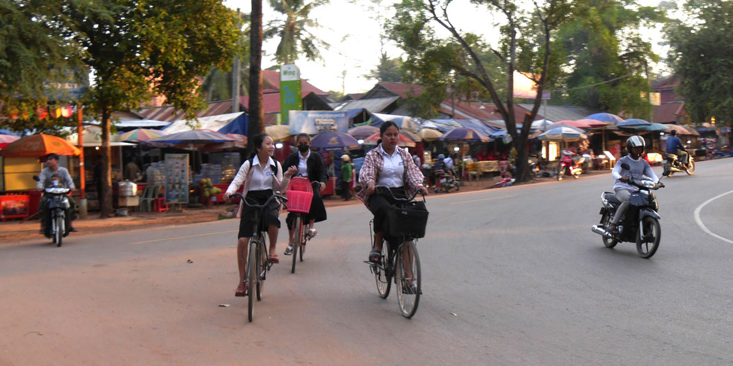 Früh am Morgen auf dem Weg zu den Tempeln begegnet man zahlreichen Schulkindern auf dem Weg zur Schule... Siem Reap, Kambodscha (Foto Jörg Schwarz) 