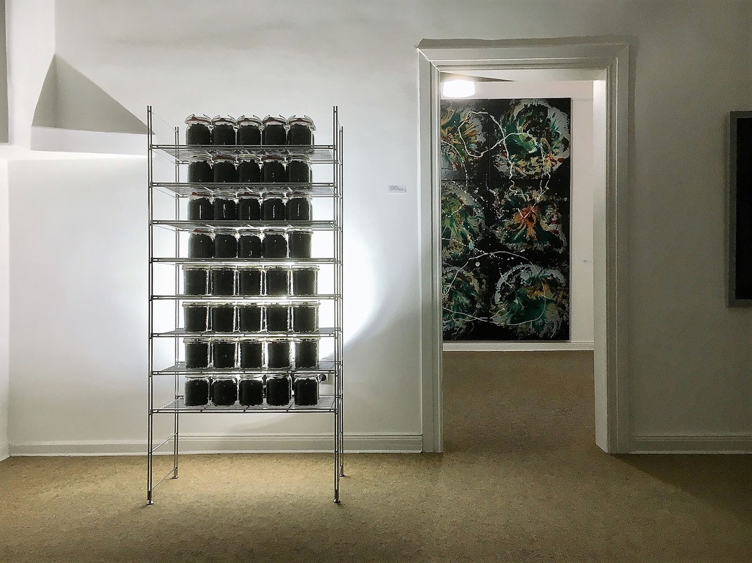 Installation "Lebensmittel Kohle" von Klaus Wiesel und Malerei "Planeten" von Hans Arts in der Villa Artis