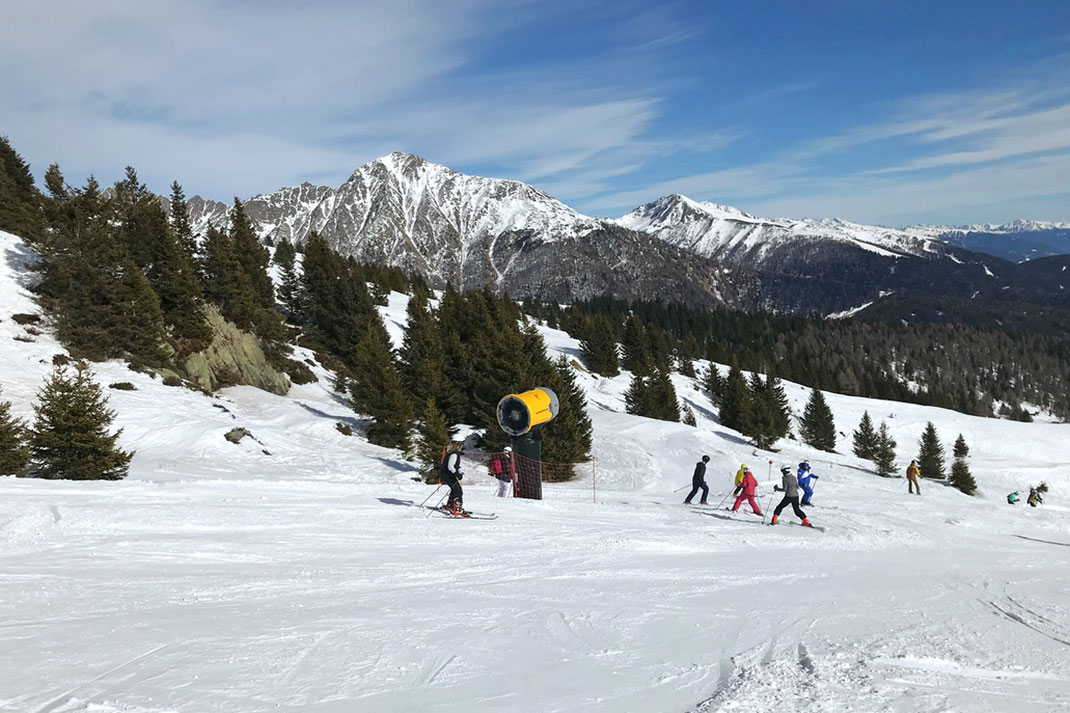 Foto von der Skifreizeit Südtirol im Februar 2023: Gruppe im Jochtal mit schönem Ausblick
