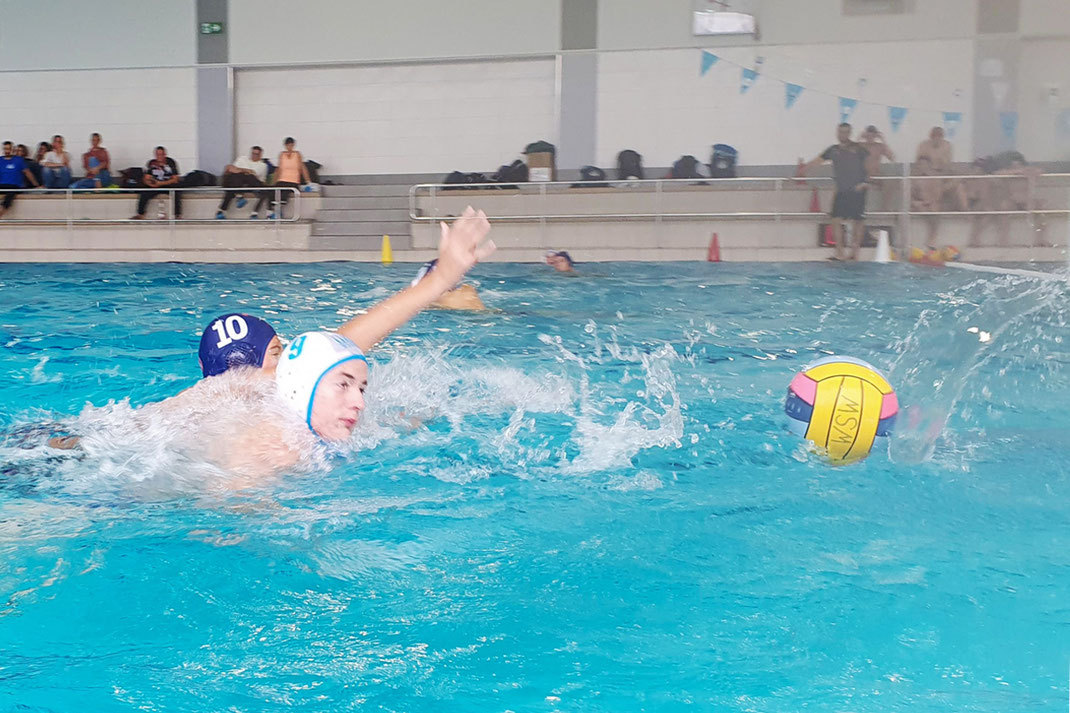 Wasserball-Zweikampf aus der Partie WSW Rostock gegen Nürnberg, September 2022